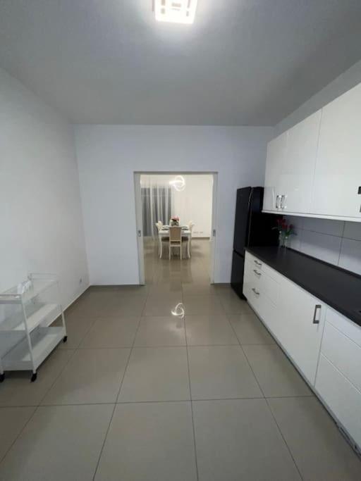 Luxus-doppelhaushaelfte Im Ruhigen Blumenviertel Appartement