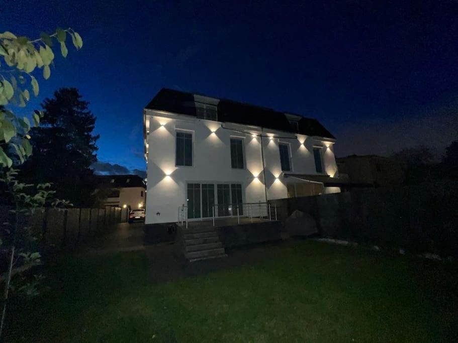 Appartement Luxus-doppelhaushaelfte Im Ruhigen Blumenviertel Berlijn