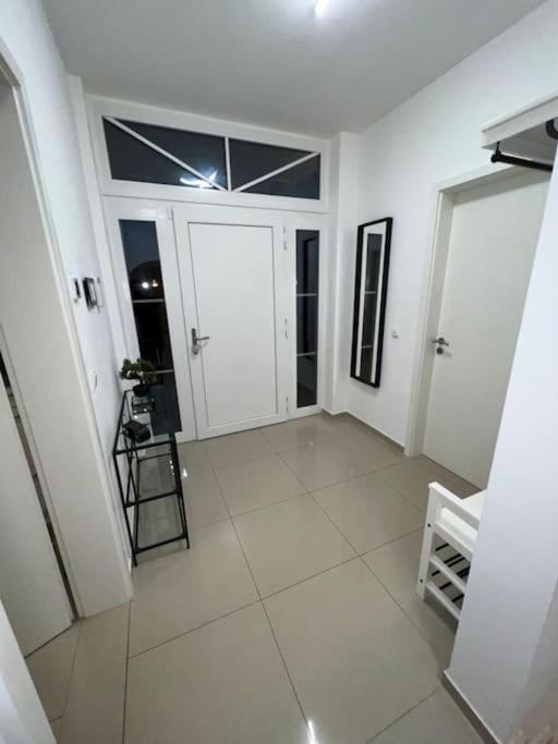 Luxus-doppelhaushaelfte Im Ruhigen Blumenviertel Appartement