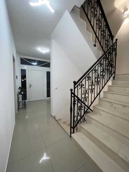Luxus-doppelhaushaelfte Im Ruhigen Blumenviertel Appartement