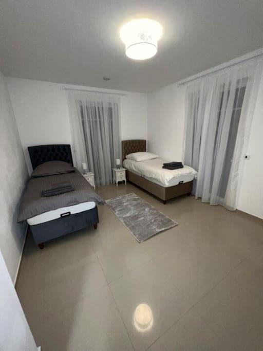 Luxus-doppelhaushaelfte Im Ruhigen Blumenviertel Appartement